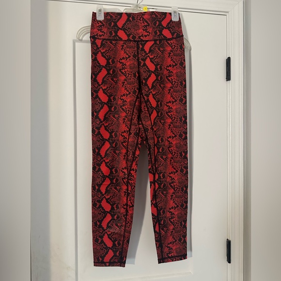 TIL You Collapse size M Red snake print leggings scrunched butt - Picture 4 of 4